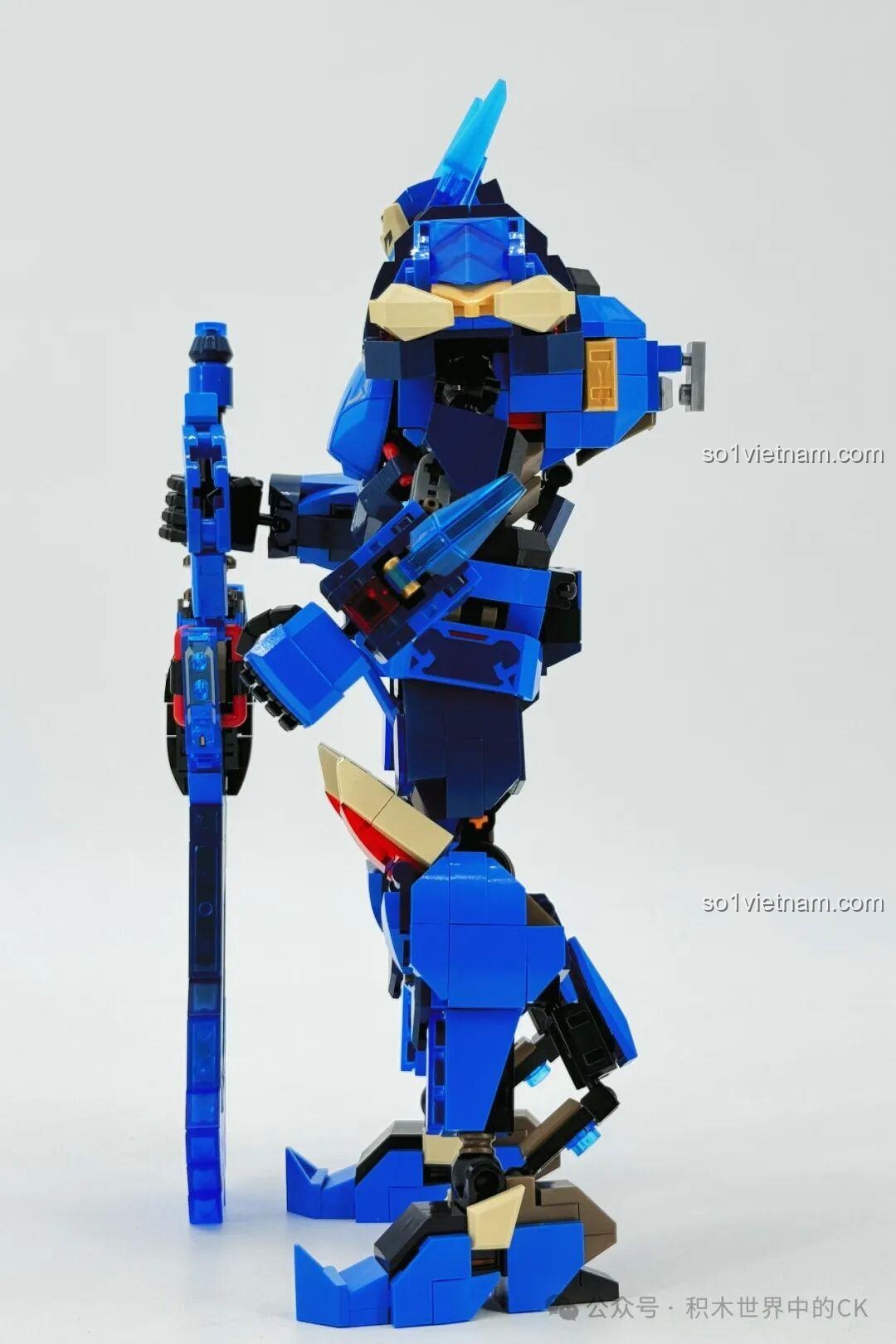 Mô hình robot Ma Lễ Thanh SEMBO 106005 nhìn từ bên cạnh, khoe các chi tiết giáp và khớp nối.