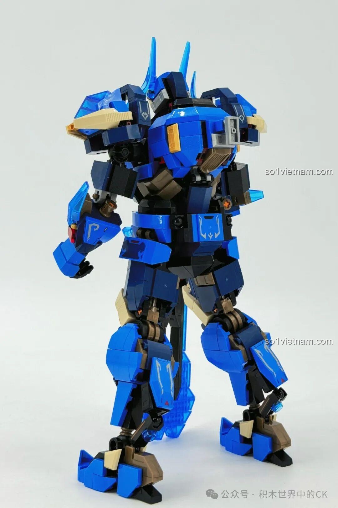 Mô hình robot Ma Lễ Thanh SEMBO 106005 nhìn từ phía sau, cho thấy thiết kế lưng và chân.