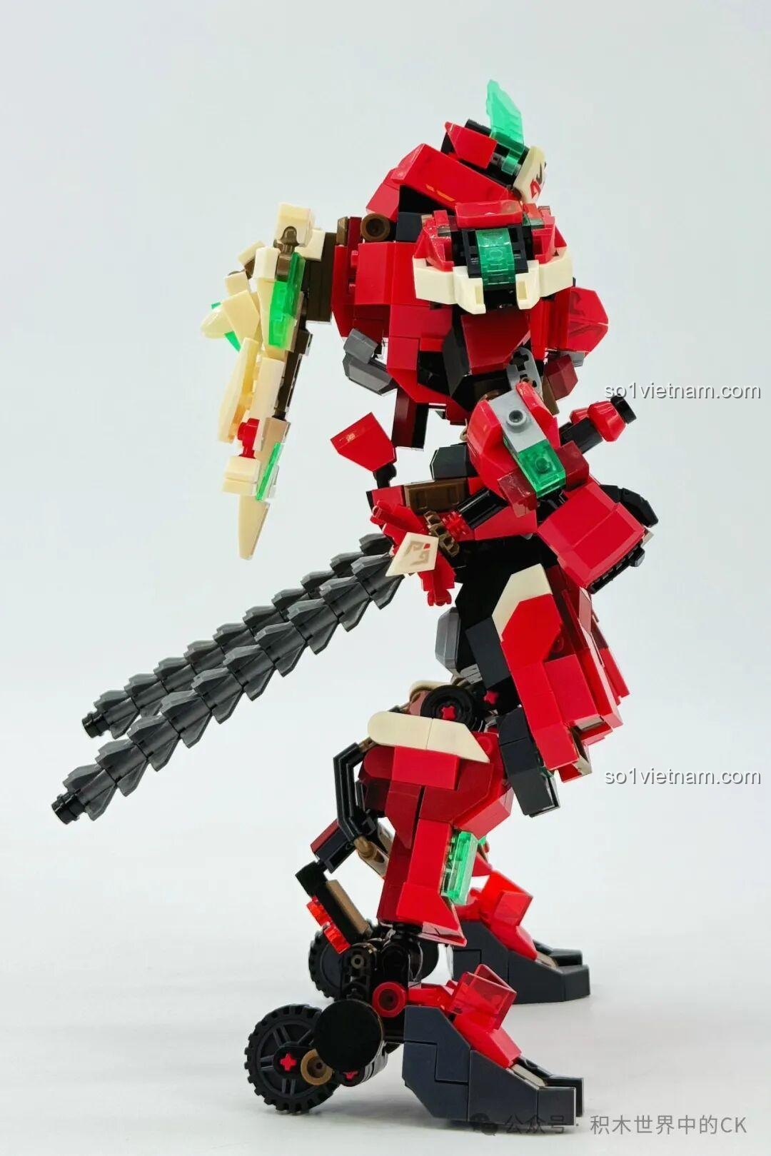 Mô hình robot Ma Lễ Thọ SEMBO 106007 nhìn từ bên phải, khoe chi tiết giáp tay.