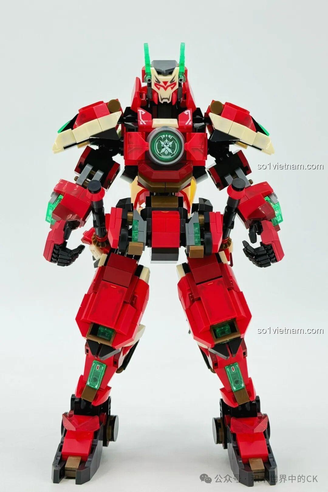 Mô hình robot Ma Lễ Thọ SEMBO 106007 nhìn từ phía trước, khoe trọn vẻ đẹp của bộ giáp đỏ.