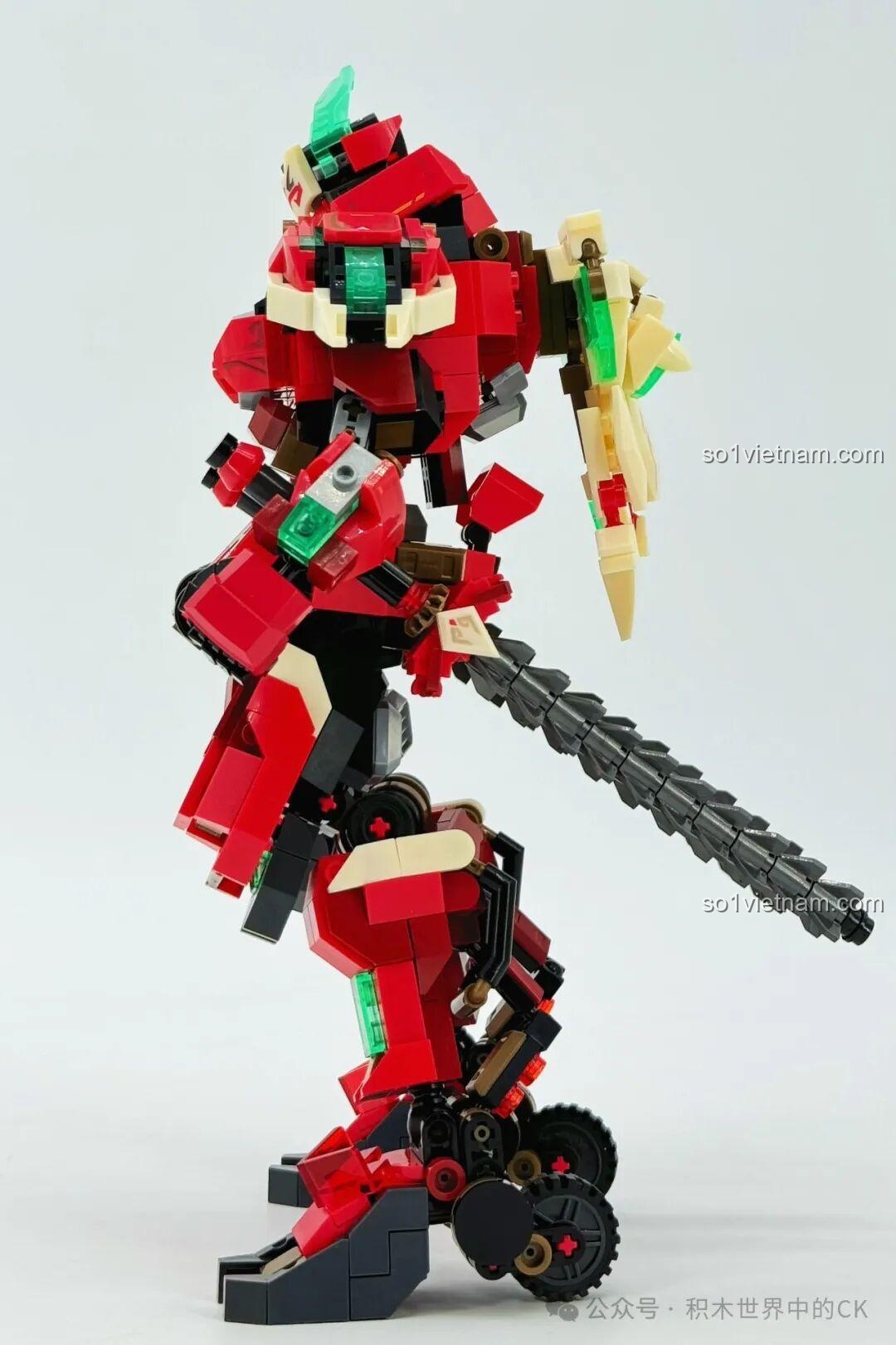 Mô hình robot Ma Lễ Thọ SEMBO 106007 nhìn từ bên cạnh, khoe các chi tiết giáp và vũ khí.