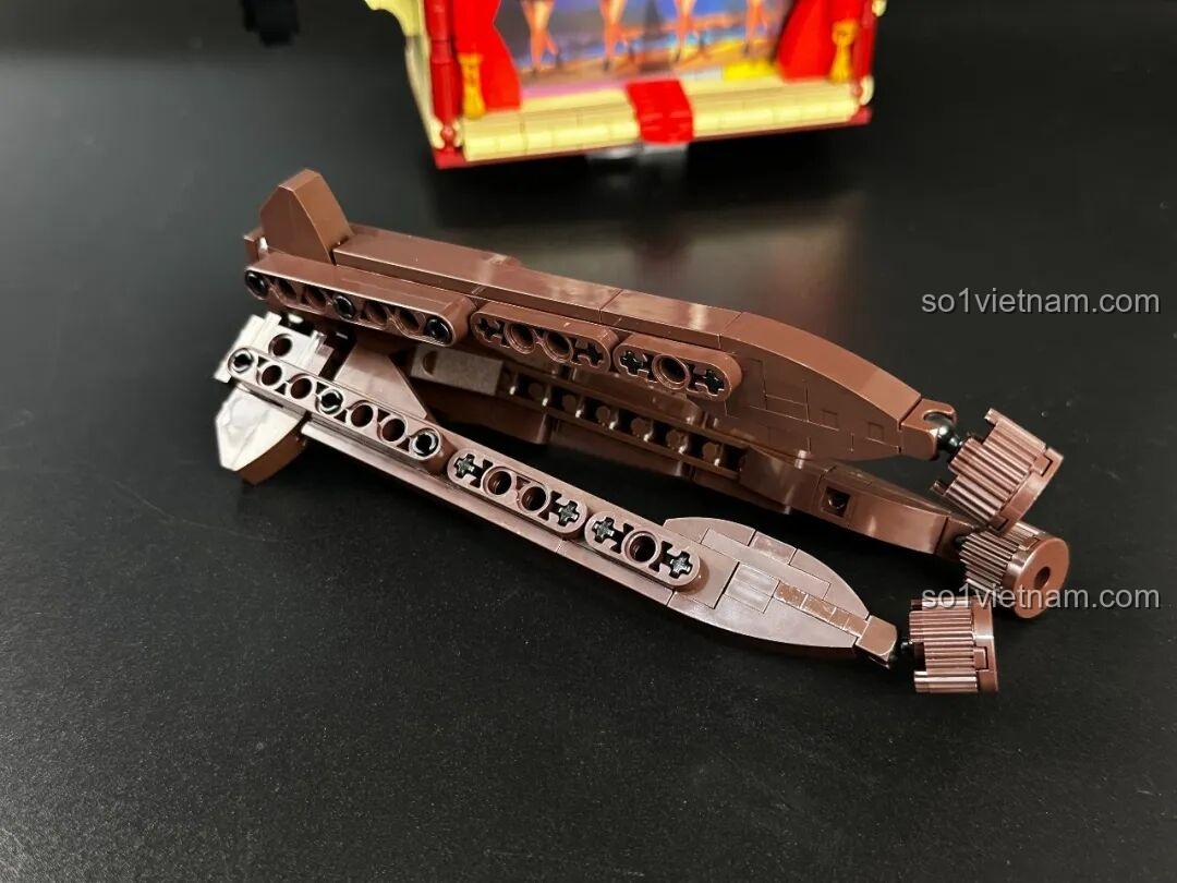 Mô hình Pantasy Máy Chiếu Phim Cổ Điển Retro 85010 hoàn chỉnh, nhìn từ cạnh bên, thể hiện sự tinh xảo trong thiết kế và các chi tiết cuộn phim.