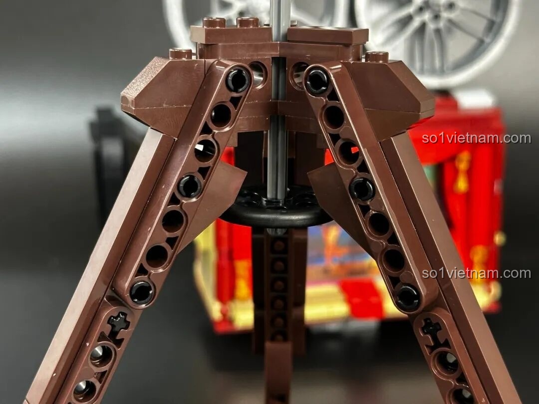 Mô hình Pantasy Máy Chiếu Phim Cổ Điển Retro 85010 hoàn chỉnh, nhìn từ một góc khác, làm nổi bật các đường nét và chi tiết thiết kế độc đáo.