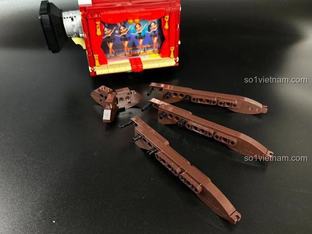 Mô hình Pantasy Máy Chiếu Phim Cổ Điển Retro 85010 hoàn chỉnh, nhìn từ góc nghiêng, làm nổi bật ống kính và các chi tiết điều khiển.