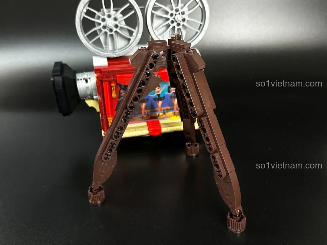 Mô hình Pantasy Máy Chiếu Phim Cổ Điển Retro 85010 hoàn chỉnh, nhìn từ mặt sau, thể hiện sự liền mạch và hoàn thiện của mô hình máy chiếu.