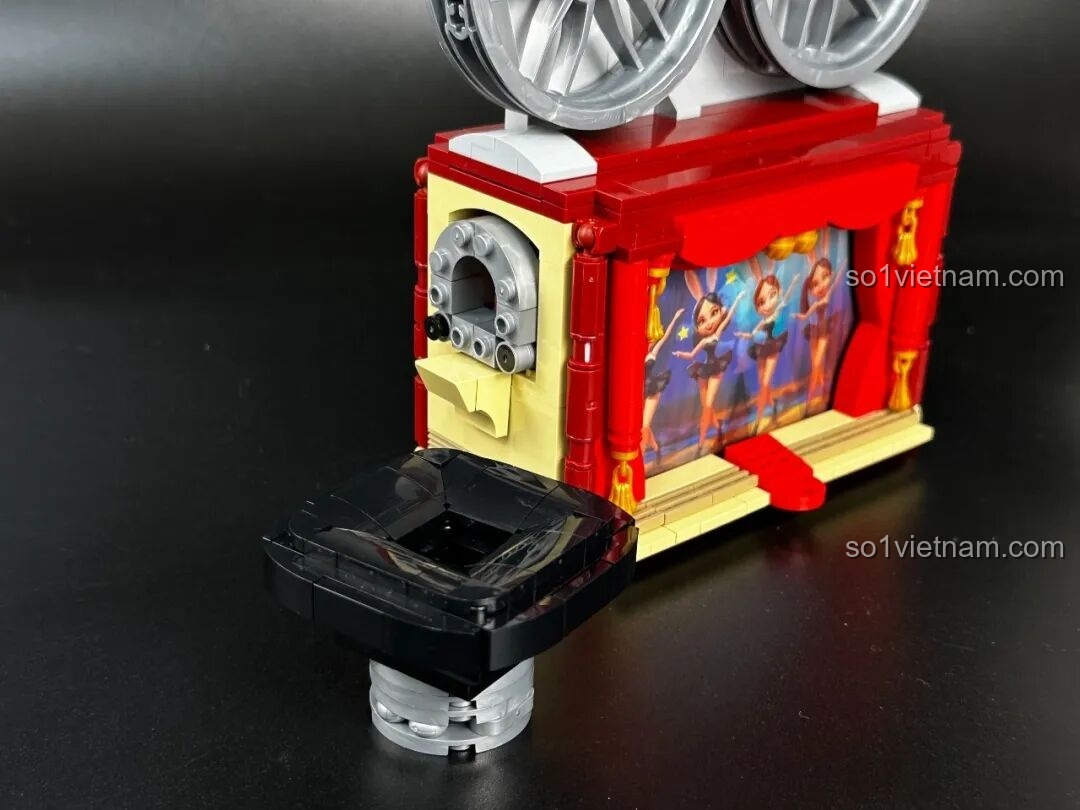 Mô hình Pantasy Máy Chiếu Phim Cổ Điển Retro 85010 hoàn chỉnh, nhìn trực diện, toát lên vẻ đẹp cổ điển và sự tinh xảo của máy chiếu phim.