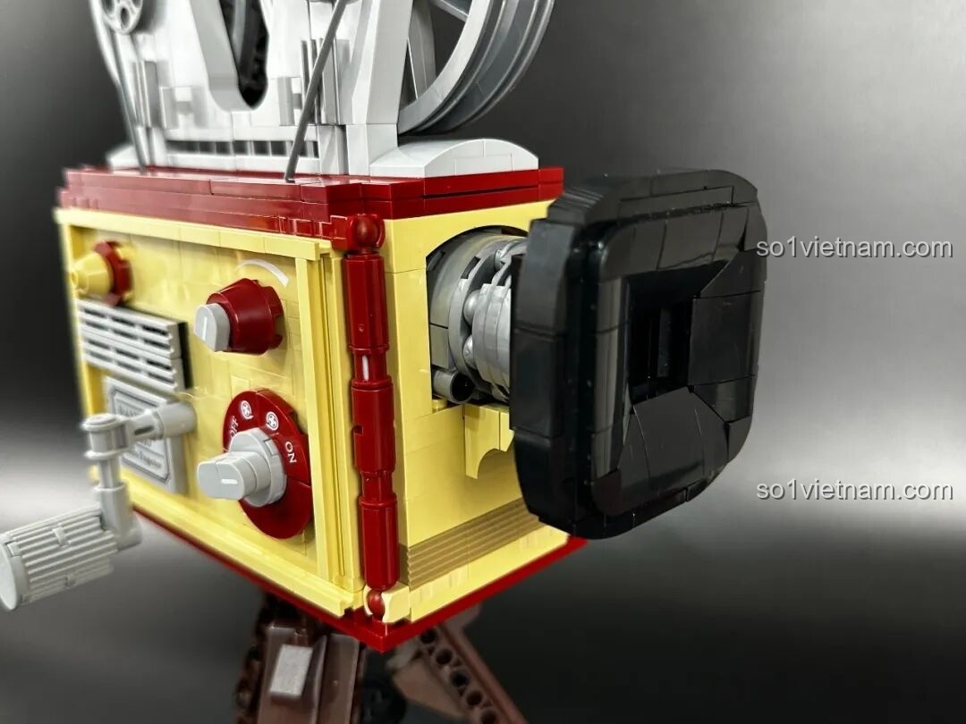 Mô hình Pantasy Máy Chiếu Phim Cổ Điển Retro 85010 hoàn chỉnh cùng hộp và sách hướng dẫn, tạo nên một bộ sản phẩm đầy đủ và hấp dẫn.