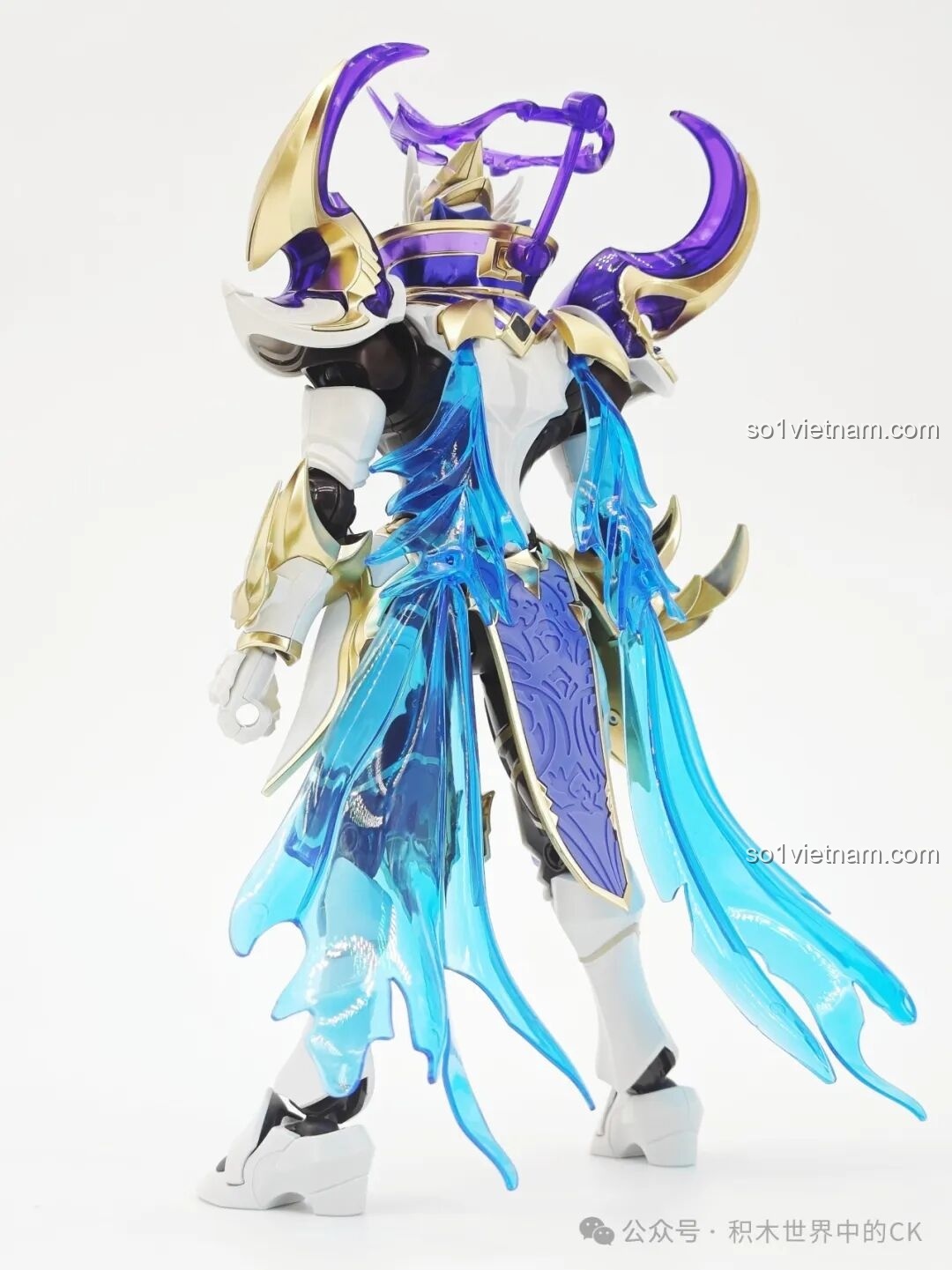 Góc nhìn chéo từ phía sau của mô hình Mecha Khải 78037, làm nổi bật hiệu ứng của áo choàng năng lượng.