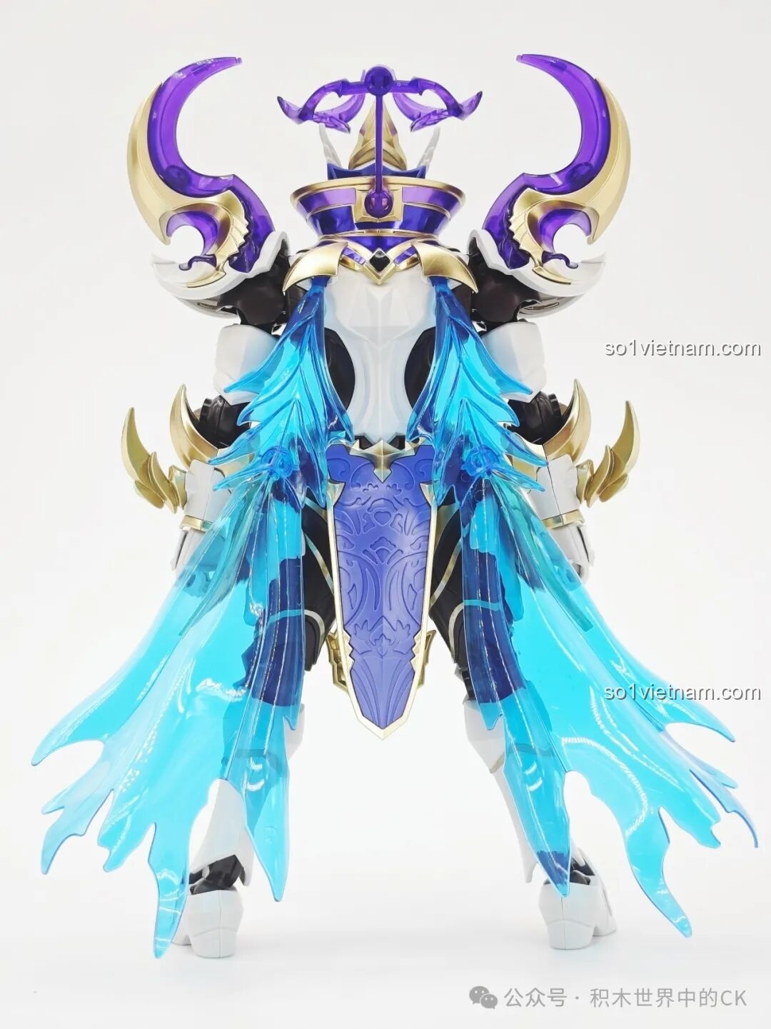 Mô hình Mecha Khải cho bé trai 8 tuổi nhìn từ phía sau, nổi bật với áo choàng năng lượng màu xanh trong suốt.