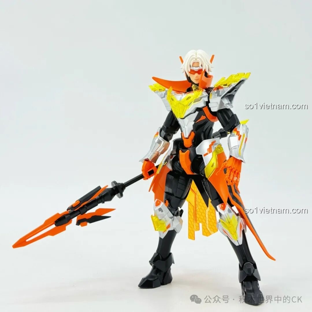 Mô hình Mecha Triệu Vân Keeppley 78032 tạo dáng chiến đấu thấp, thể hiện khả năng cử động linh hoạt của khớp gối và hông.