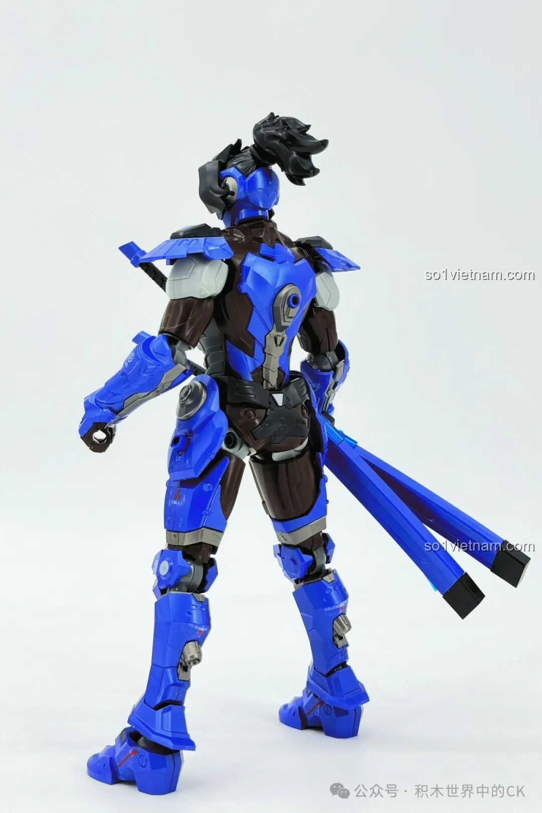 Mô hình Mecha Miyamoto Musashi 78033 Keeppley hoàn chỉnh cầm kiếm, nhìn từ phía trước góc thấp.