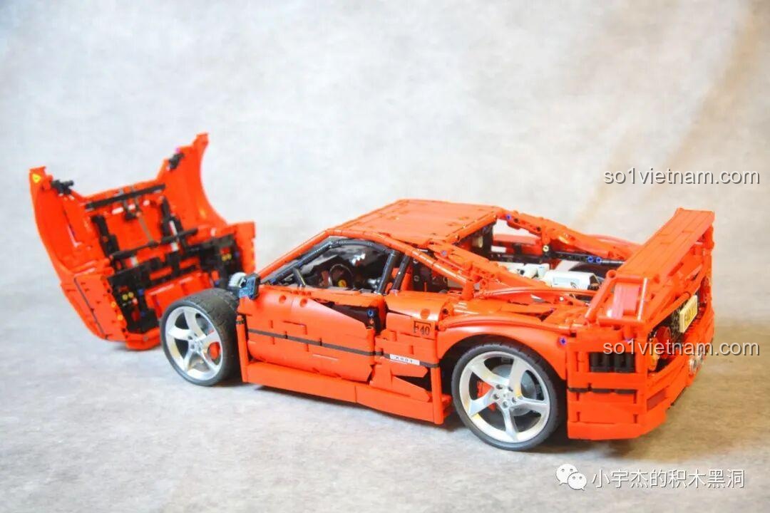 Mô hình CBOX X001 Ferrari F40 ở chế độ trưng bày toàn diện: mở cả hai cửa, nắp capo trước và nắp capo sau.