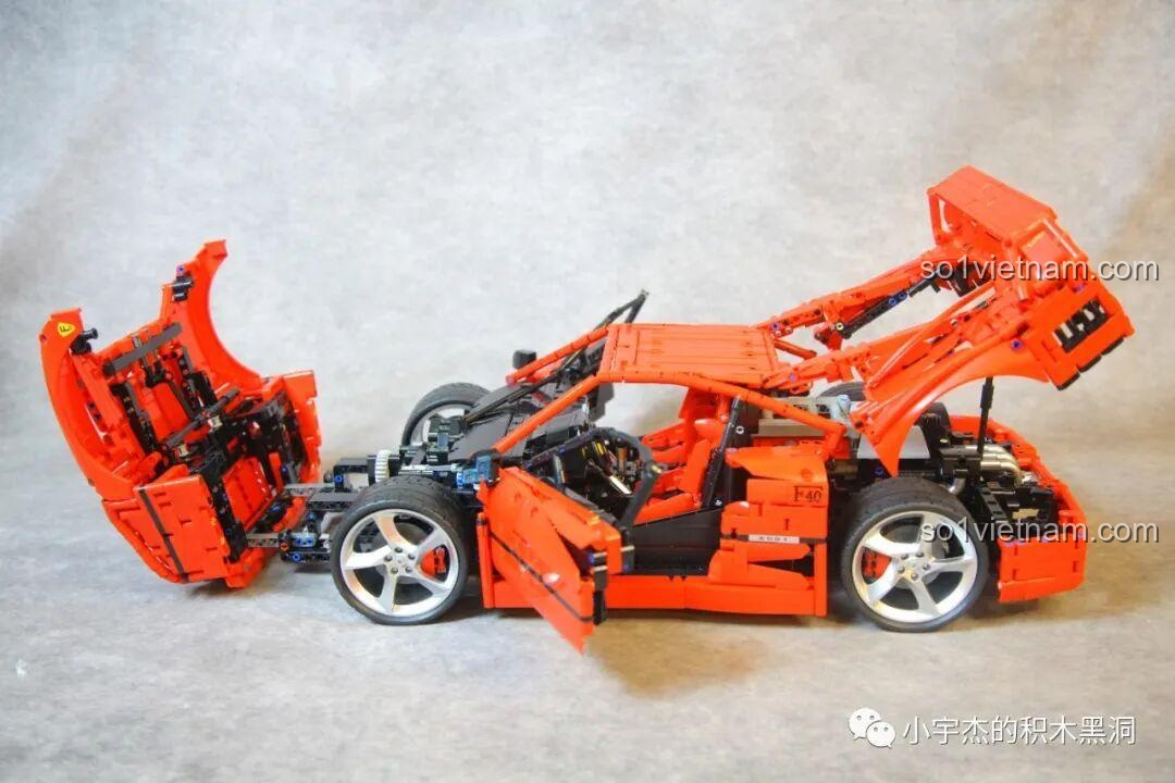 Góc nhìn chéo của mô hình CBOX X001 Ferrari F40 khi mở tất cả các bộ phận, khoe trọn vẹn sự phức tạp và chi tiết.