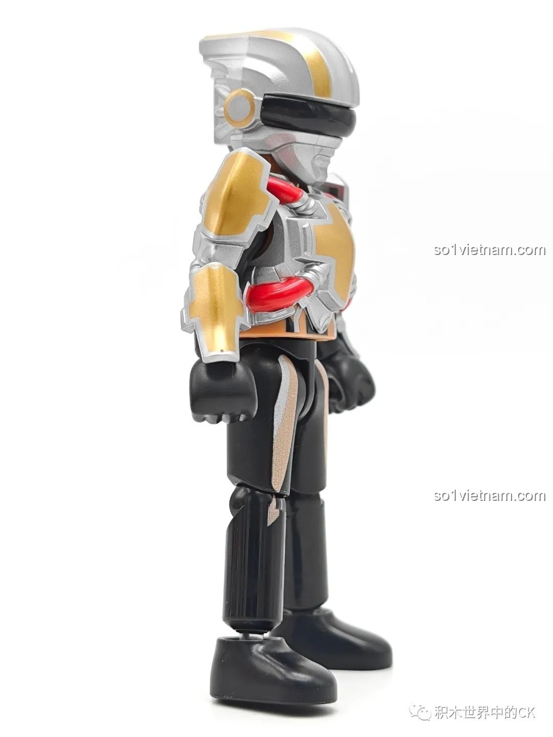 Góc nhìn bên hông của mô hình Người Khổng Lồ Áo Giáp Đen BLOKEES Ultraman GV-08.