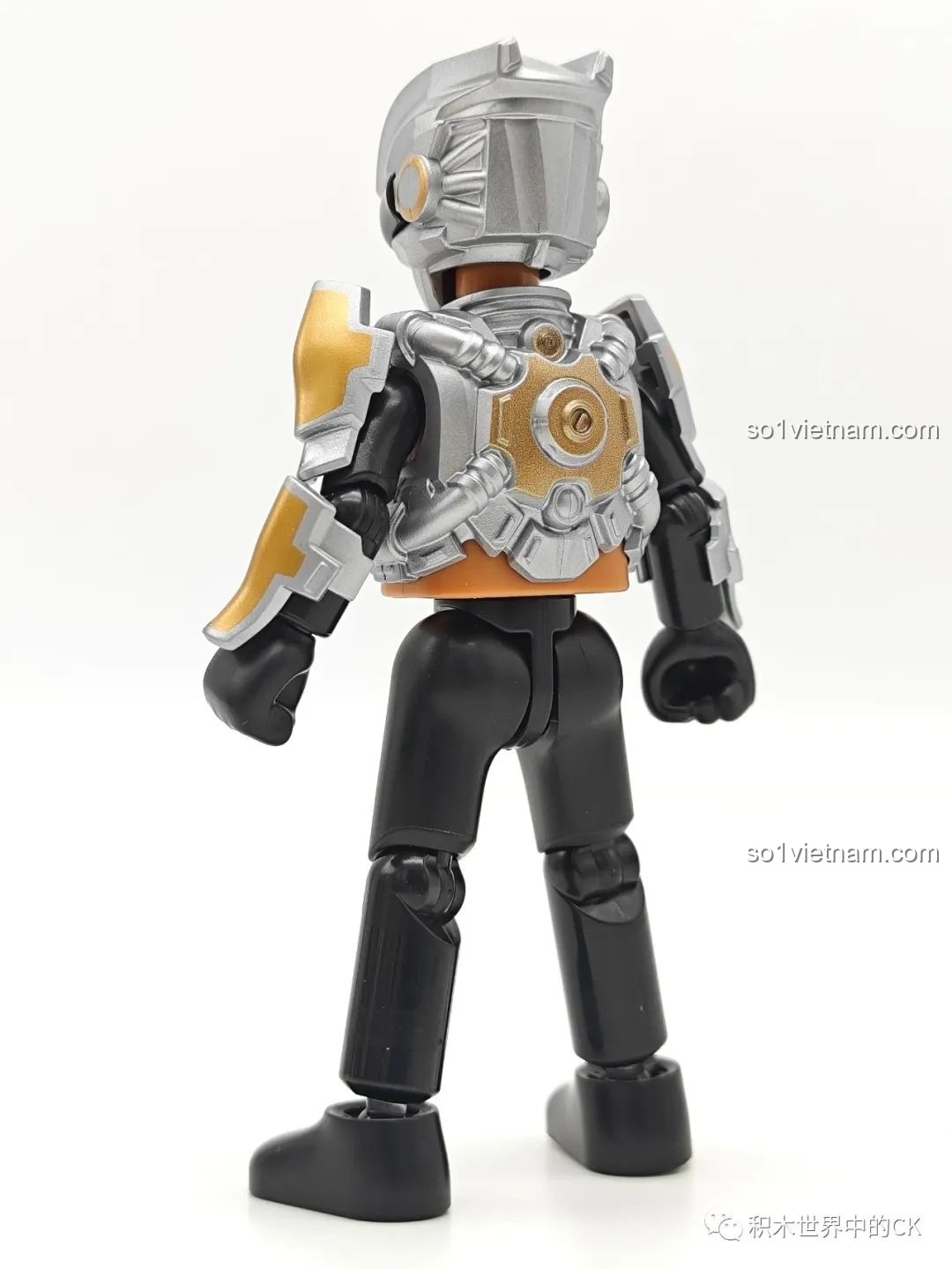 Mặt sau của mô hình Người Khổng Lồ Áo Giáp Đen trong bộ sưu tập BLOKEES Ultraman GV-08.