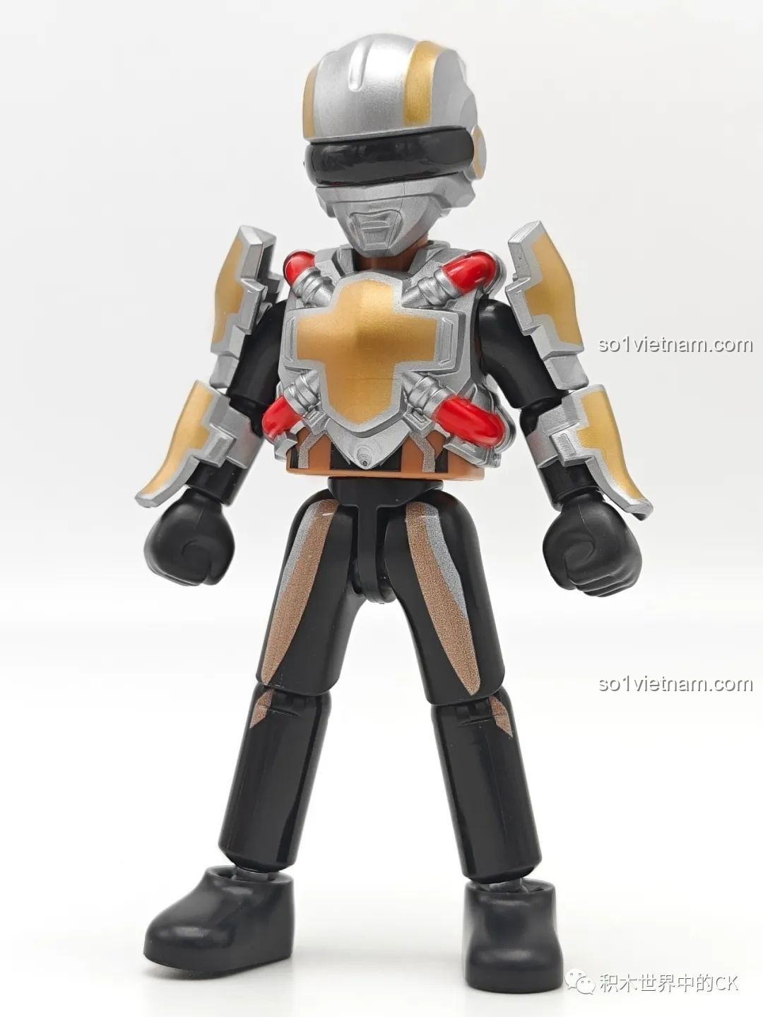 Mô hình đồ chơi lắp ráp Người Khổng Lồ Áo Giáp Đen (GV-08 08) của BLOKEES Ultraman GV-08 nhìn từ phía trước.