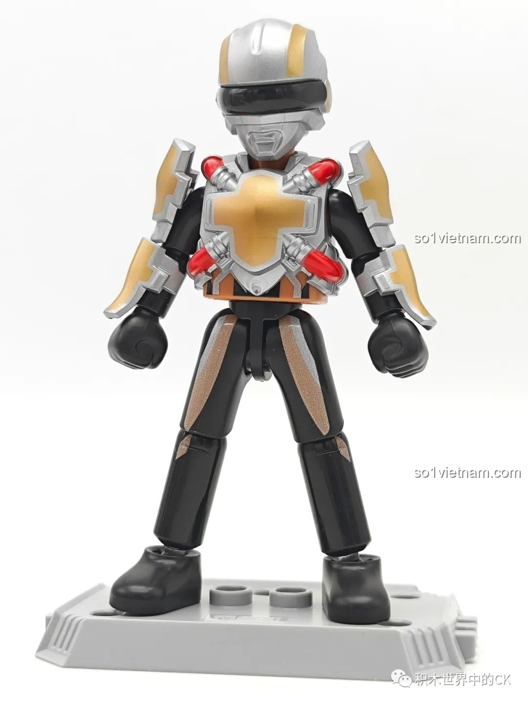 Mô hình Người Khổng Lồ Áo Giáp Đen BLOKEES Ultraman GV-08 tạo dáng với kiếm trên đế trưng bày.