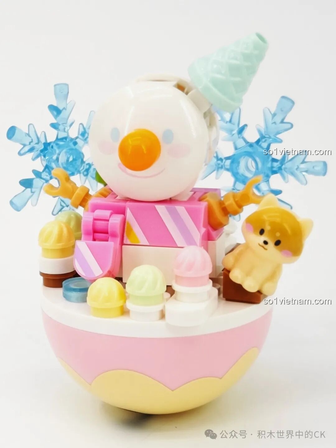 Người Tuyết Mùa Đông 605040 đã hoàn thiện, với bông tuyết lấp lánh, một phần của bộ đồ chơi xây dựng SEMBO 05042.