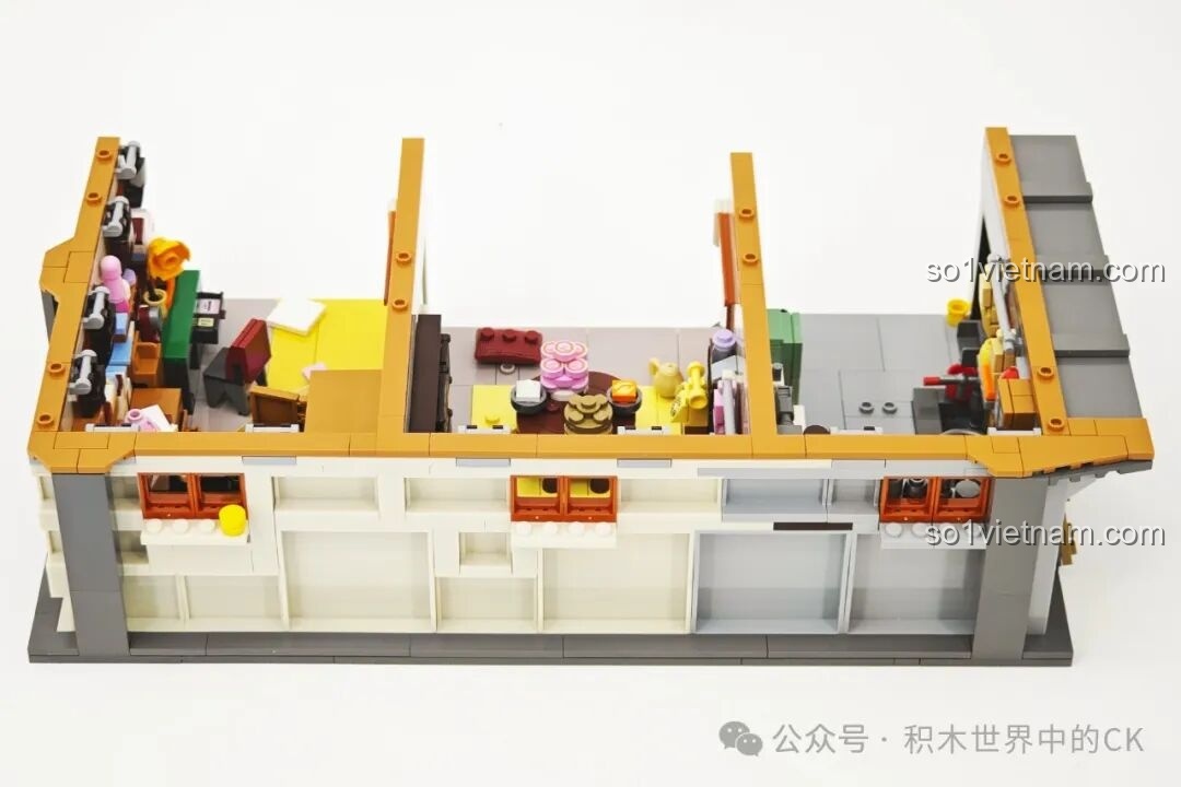 Ảnh chụp mô hình nhà Deok-sun nhìn từ phía sau, thể hiện các chi tiết tường và cửa sổ bên ngoài của căn nhà bán hầm.