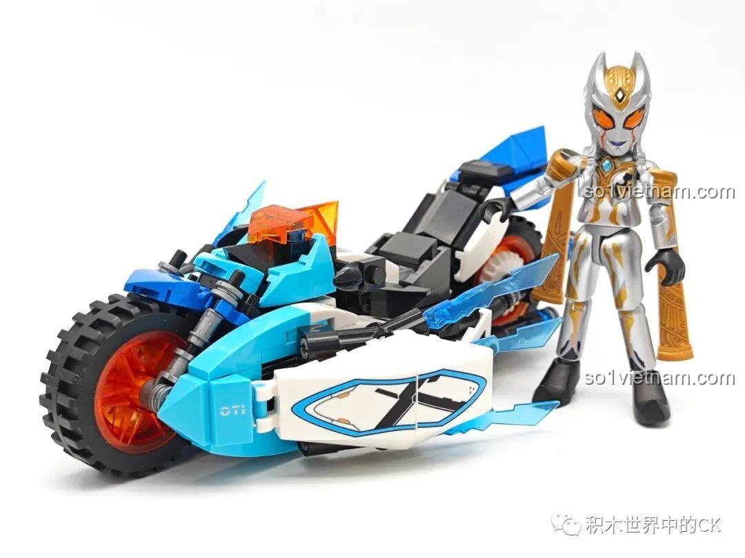 Một mô hình nhân vật siêu nhân đứng cạnh chiếc xe moto Cyberangel JIESTAR 58052, thể hiện khả năng vui chơi.