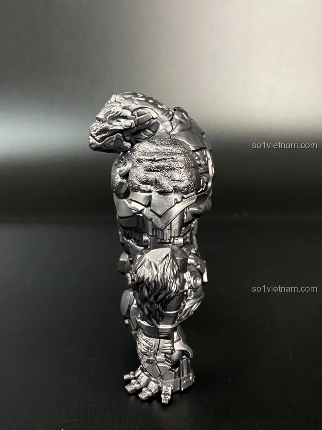 Ảnh chụp góc nghiêng của mô hình Optimus Primal dạng thú, làm nổi bật các chi tiết vân lông trên lưng và tay.