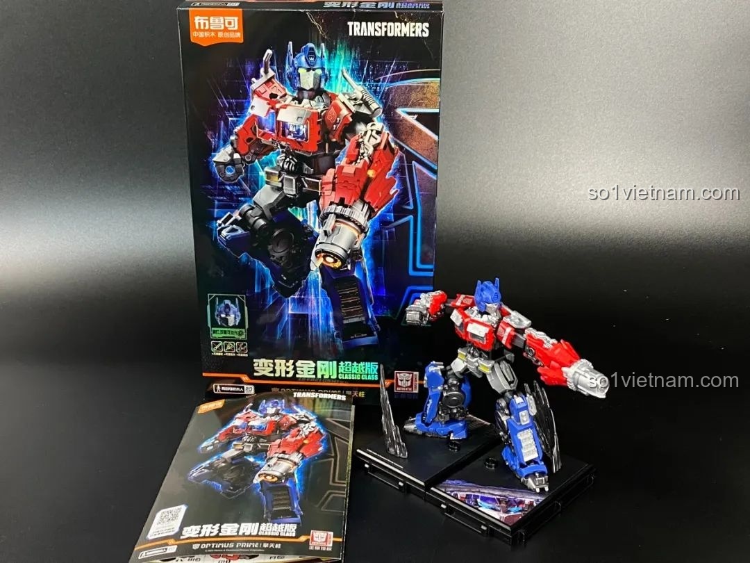 Mô hình Optimus Prime Blokees hoàn chỉnh đứng cạnh vỏ hộp và sách hướng dẫn, thể hiện toàn bộ sản phẩm.