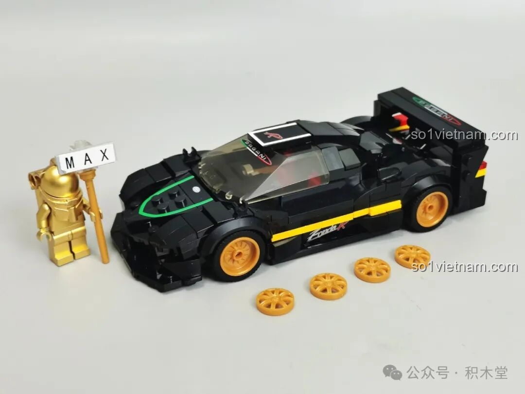 Mô hình RASTAR 93900 Pagani Zonda R gần hoàn thiện, chỉ còn thiếu các bánh xe và một vài chi tiết trang trí nhỏ.