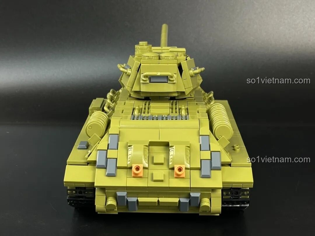 Mô hình Panlos Brick 632012 hoàn chỉnh với góc nhìn từ phía trước, thể hiện sự hầm hố của xe tăng T-34.
