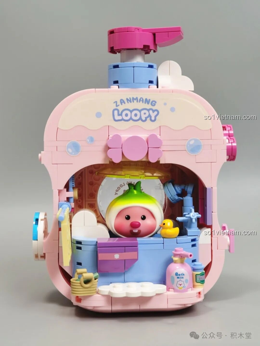 Mô hình lắp ráp TOP TOY Phòng Tắm Bong Bóng của Loopy đã hoàn thiện với Loopy đang ngồi trong bồn tắm.