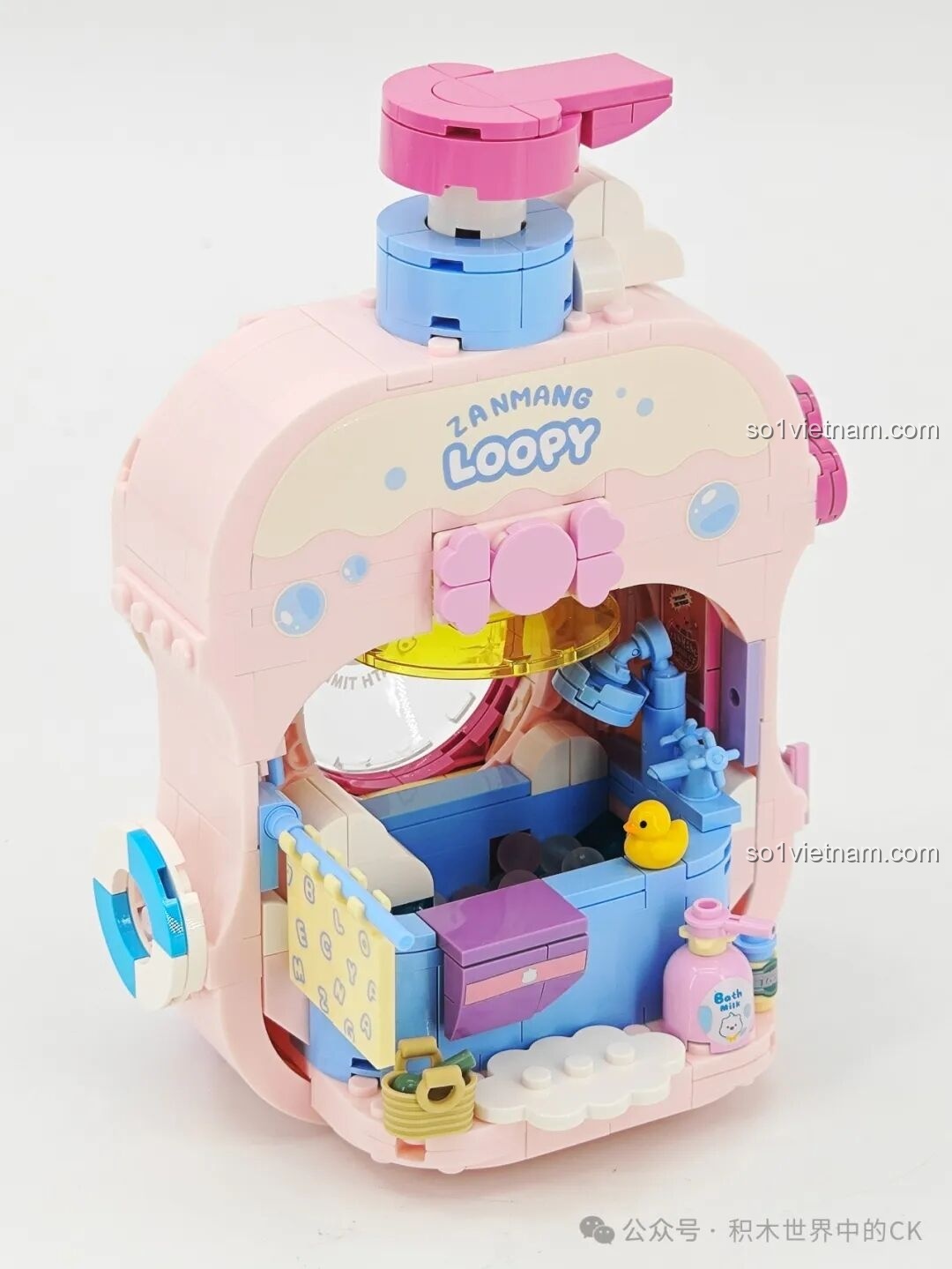 Mô hình phòng tắm Loopy TC2328 gần hoàn thiện với đầy đủ chi tiết như vòi sen, vịt vàng và chai sữa tắm.