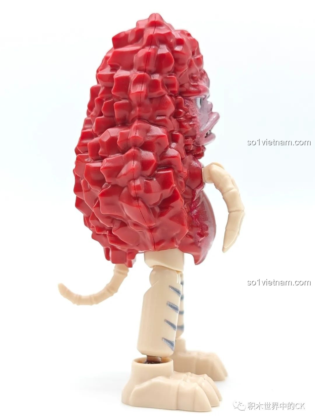 Góc nhìn bên hông của mô hình Pigmon BLOKEES Ultraman GV-08, cho thấy cấu trúc và màu sắc.