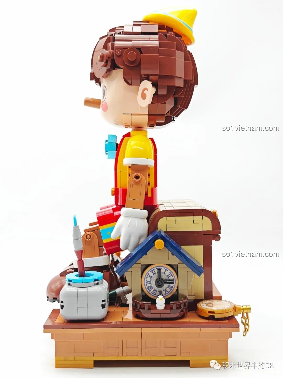 Mô hình Pinocchio Wekki 506186 nhìn từ phía sau, lộ ra sân khấu múa rối mini ẩn giấu.