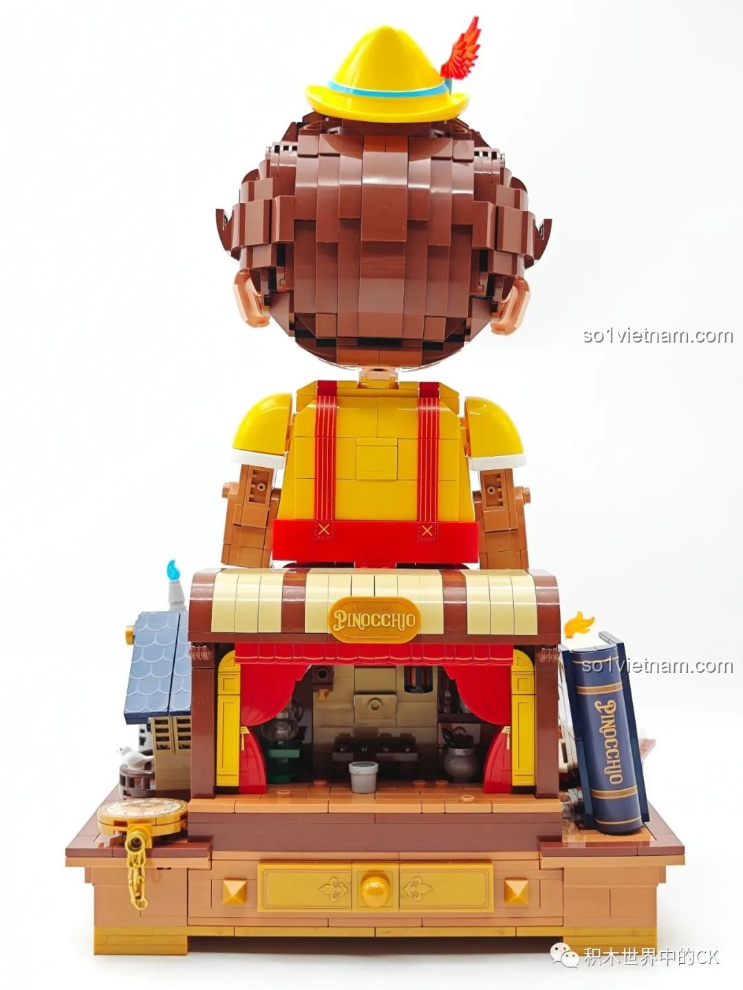 Mô hình Pinocchio Wekki 506186 nhìn từ góc nghiêng phía sau, thể hiện tổng thể các chi tiết.