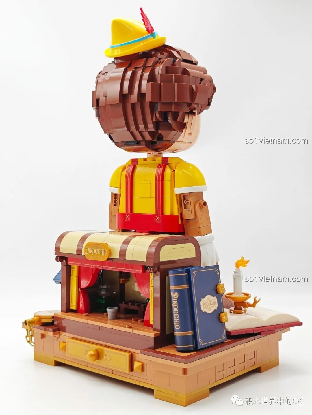 Mô hình Pinocchio Wekki 506186 nhìn từ góc nghiêng phía trước, thể hiện các phụ kiện và biểu cảm của Pinocchio.