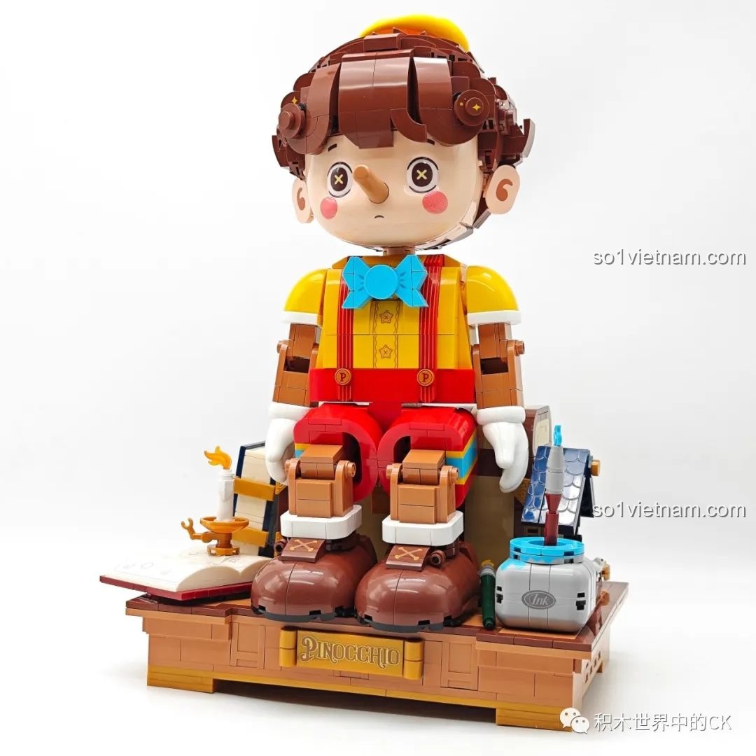 Mô hình Pinocchio Wekki 506186 hoàn thiện, ngồi trên đế với các phụ kiện xung quanh, góc nhìn chính diện.