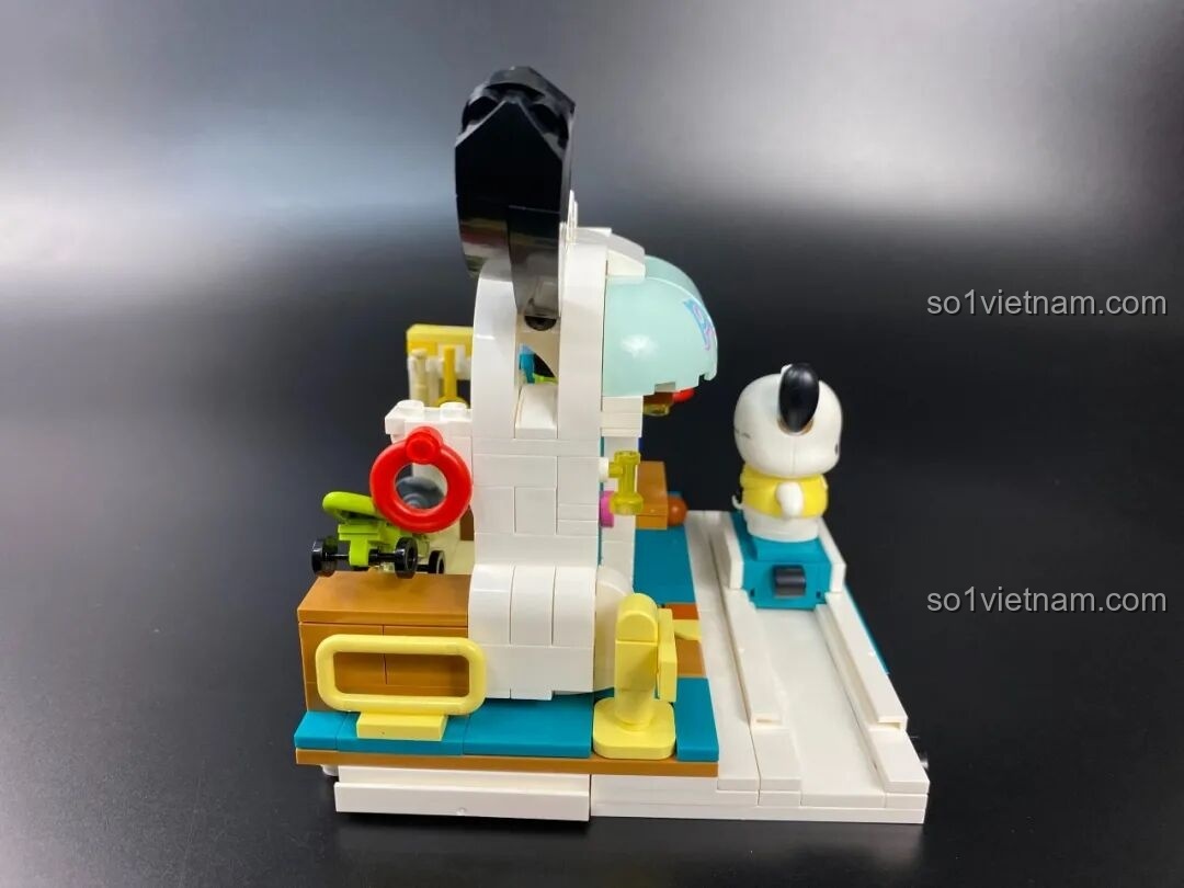 Mô hình nhà thi đấu Pochacco hoàn thiện cùng với figure Pochacco đứng bên cạnh, tạo nên một tổng thể hài hòa.