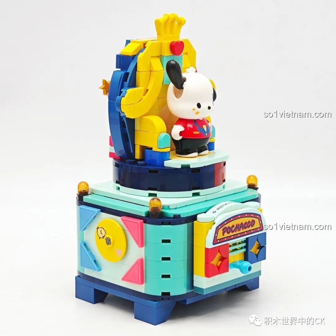 Một góc nhìn khác của mô hình Keeppley K20828 Pochacco đã hoàn thiện, sẵn sàng để trưng bày.