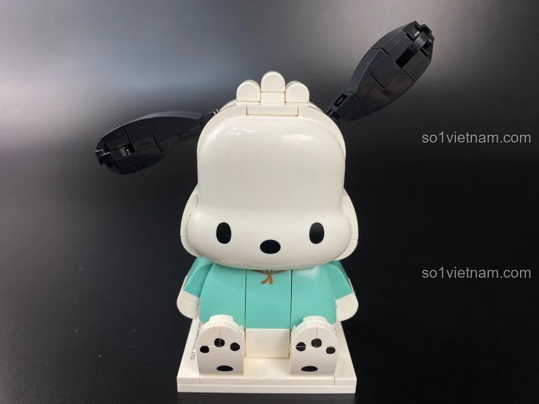 Mô hình figure Chú chó trắng tai đen Pochacco cho bé từ 12 tuổi K20819 đã hoàn thiện, đứng trên đế trắng.