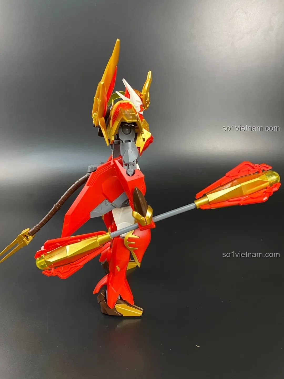 Mô hình Tôn Ngộ Không QMAN nhìn từ bên cạnh, khoe trọn bộ giáp và vũ khí, đồ chơi lắp ráp cho bé trai 6 tuổi.