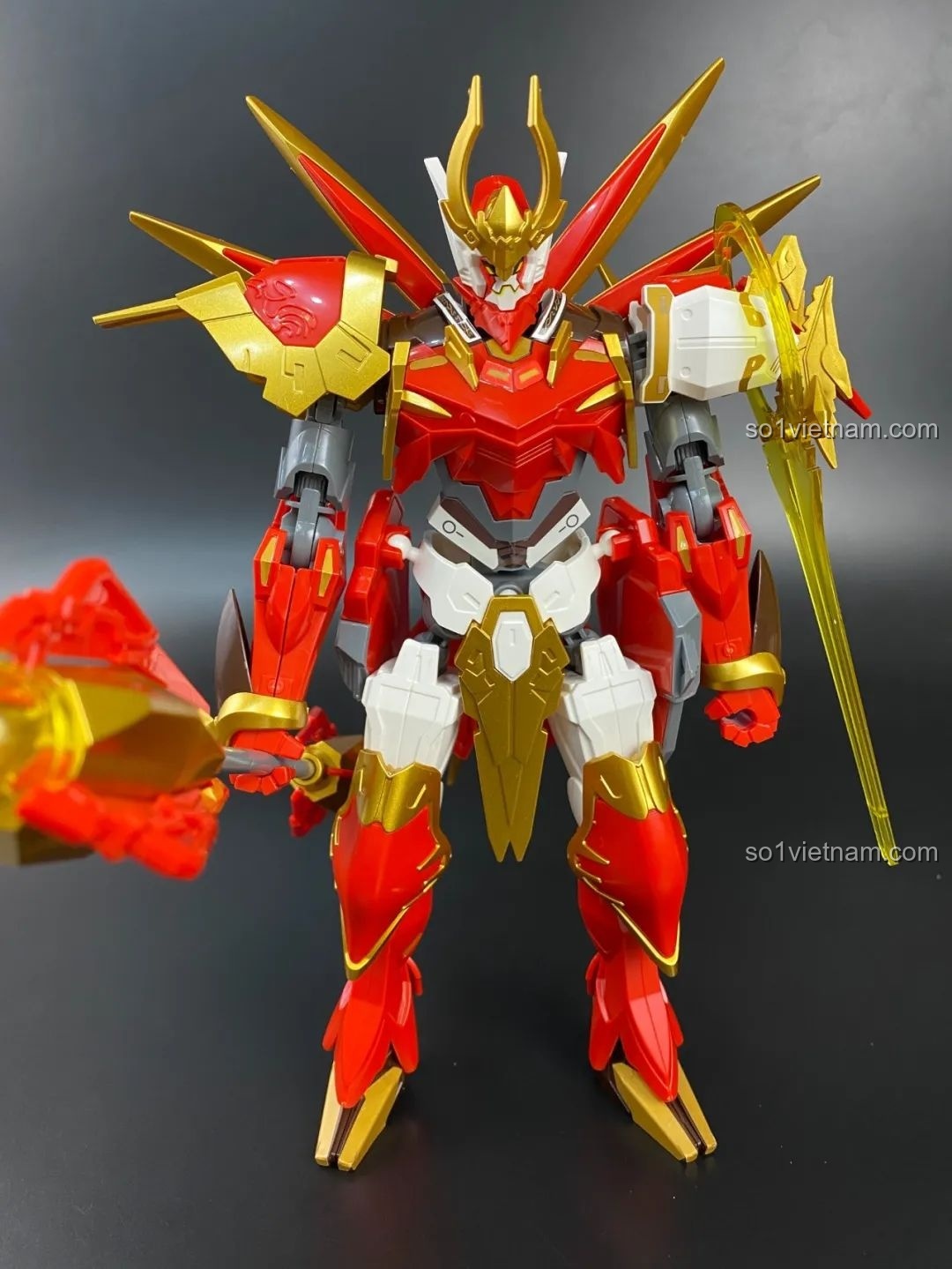 Mô hình Tôn Ngộ Không QMAN nhìn từ phía trước, dáng đứng vững chãi, toát lên vẻ uy nghiêm của một chiến binh.