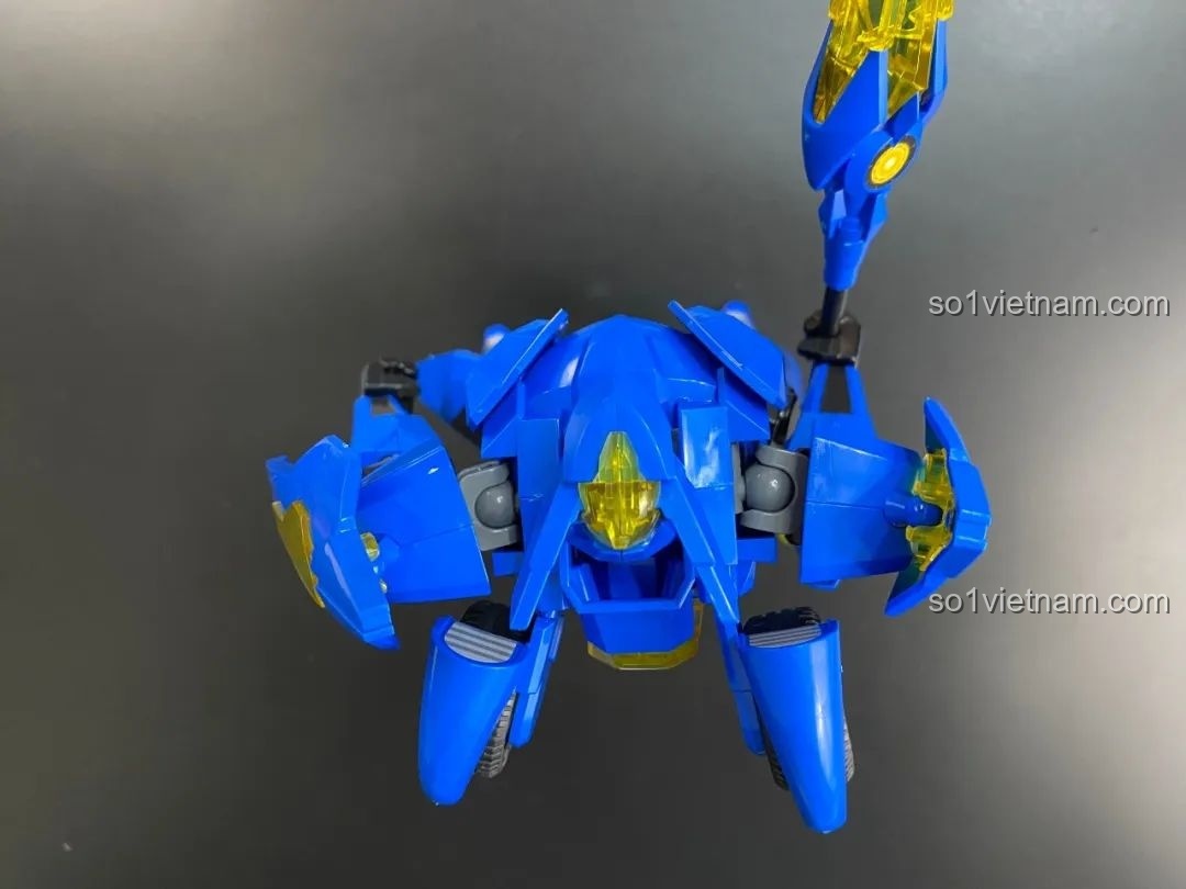 Mô hình Triệu Vân trong tư thế biến hình thành xe, một tính năng độc đáo và sáng tạo của bộ đồ chơi lắp ráp.