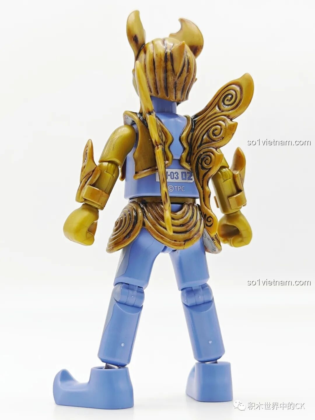 Mặt sau của mô hình Quái Vật Barossa BLOKEES HV-03, hiển thị các chi tiết giáp và mã số sản phẩm.