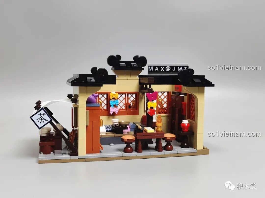 Góc nhìn bên hông của mô hình với một quán trà nhỏ có mái che bằng vải.