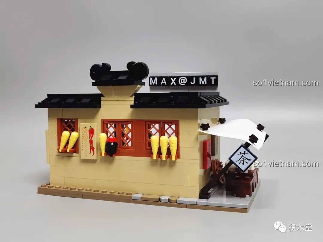 Mặt sau của quán trà với các chi tiết trang trí như bắp ngô, ớt treo ngoài cửa sổ.