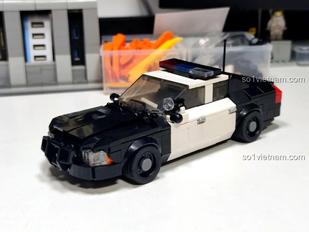Mô hình xe cảnh sát Reobrix 816 đã lắp ráp hoàn chỉnh nhưng chưa dán sticker, nhìn từ góc trước.