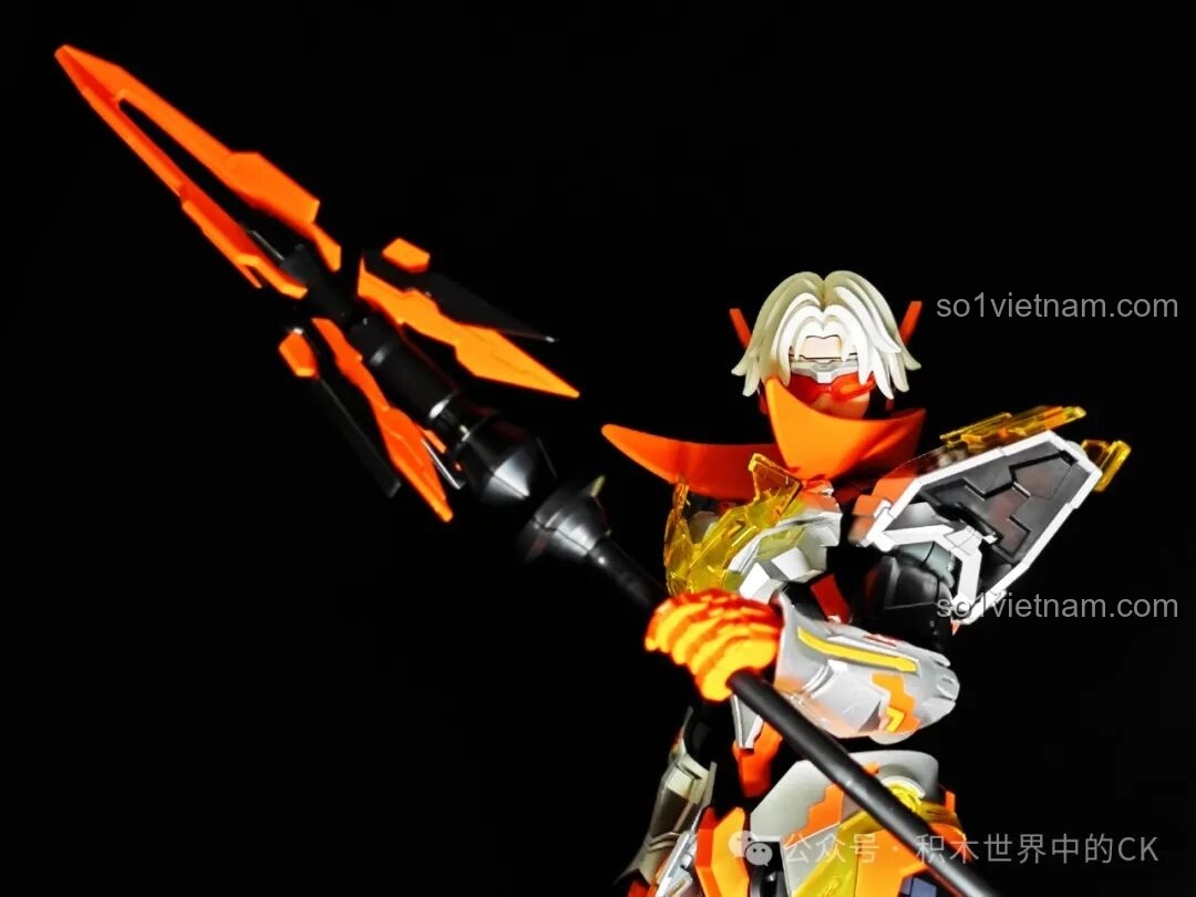 Mô hình Robot Triệu Vân Keeppley 78032 tạo dáng chiến đấu ấn tượng với cây thương, thể hiện khớp linh hoạt và chi tiết sắc nét.