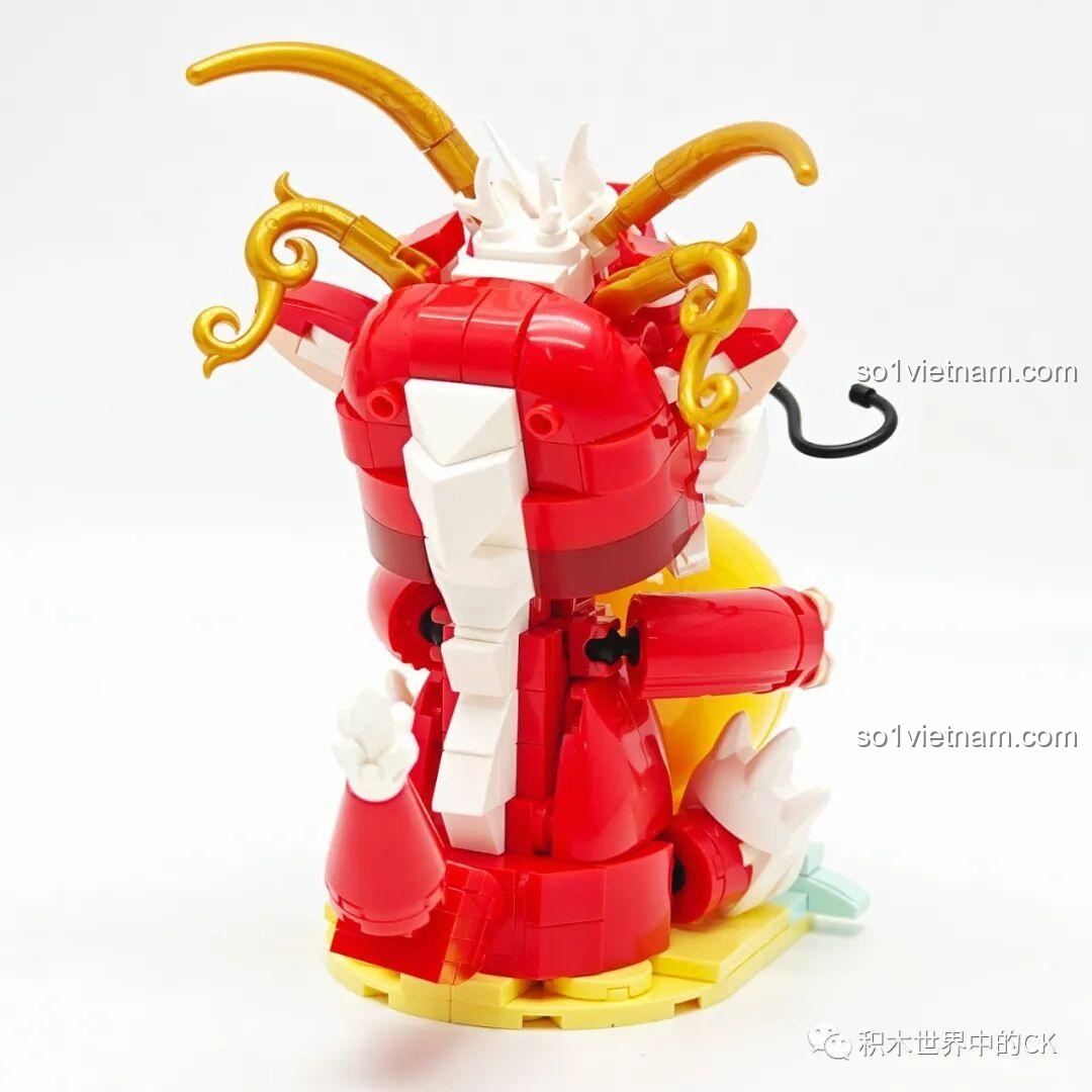 Mặt sau của mô hình Rồng Ôm Ngọc Vàng Keeppley, thể hiện sự liền lạc trong thiết kế.