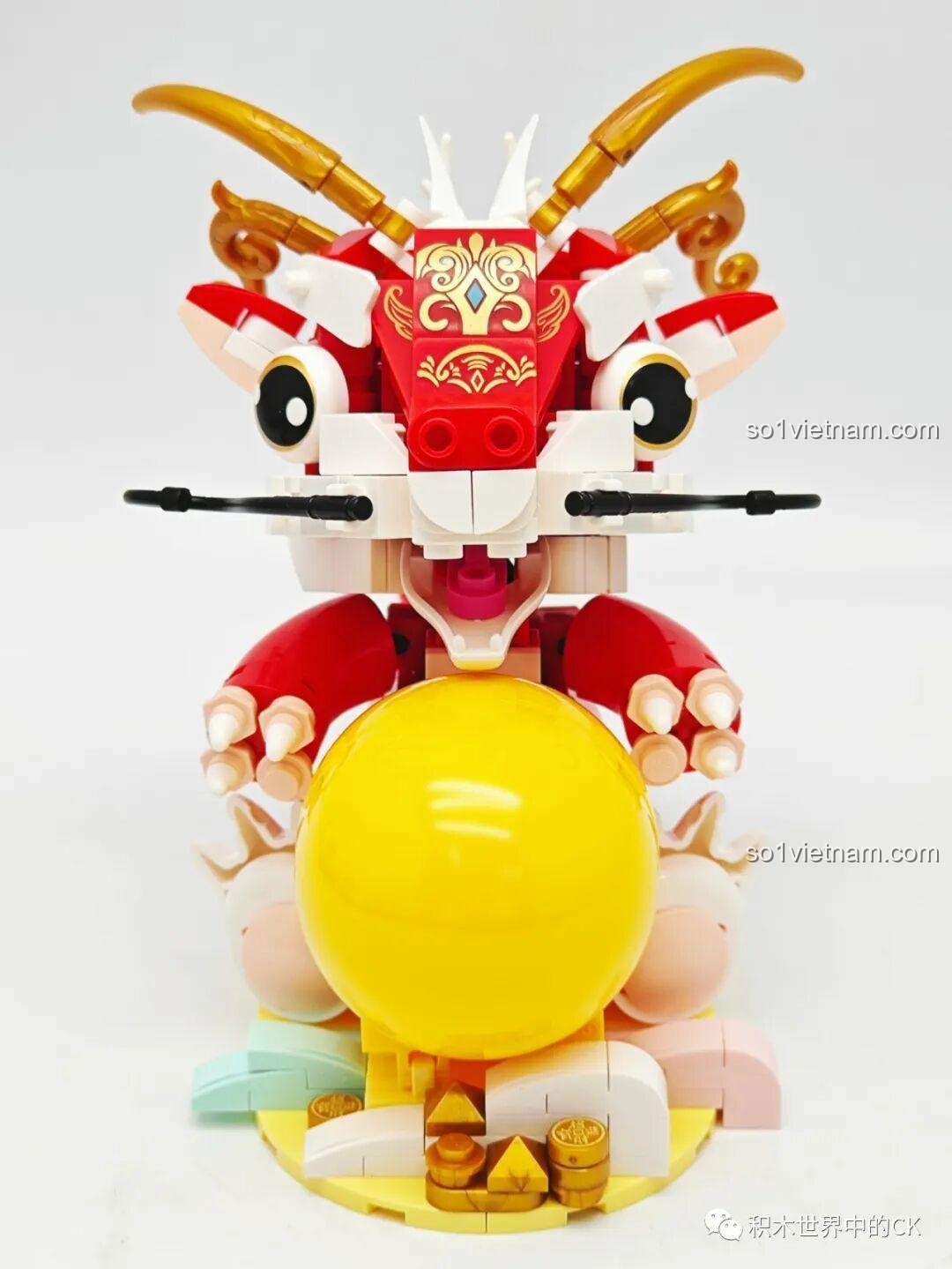 Góc nhìn chính diện của đồ chơi mô hình Rồng chibi cho con trai từ 6 tuổi, nổi bật với viên ngọc vàng.