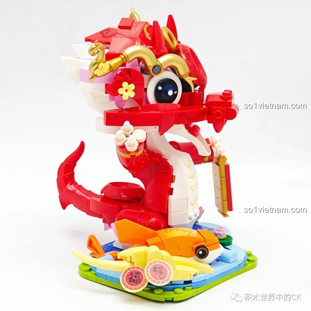 Góc nhìn chéo từ bên hông của mô hình rồng đỏ và cá chép vàng Keeppley K19910.