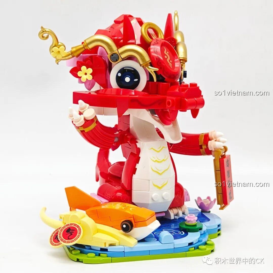 Góc nhìn trực diện của mô hình Rồng Đỏ Đón Lộc Keeppley K19910 với miệng đang mở.